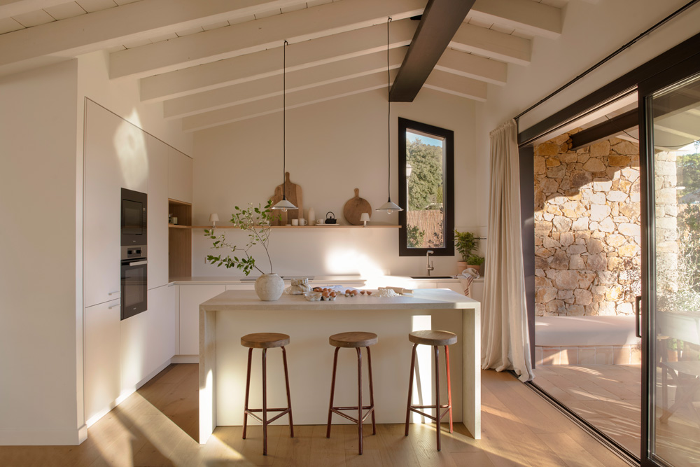 The kitchen with an island, photo: Stella Rotger // Styling: Maria Algara