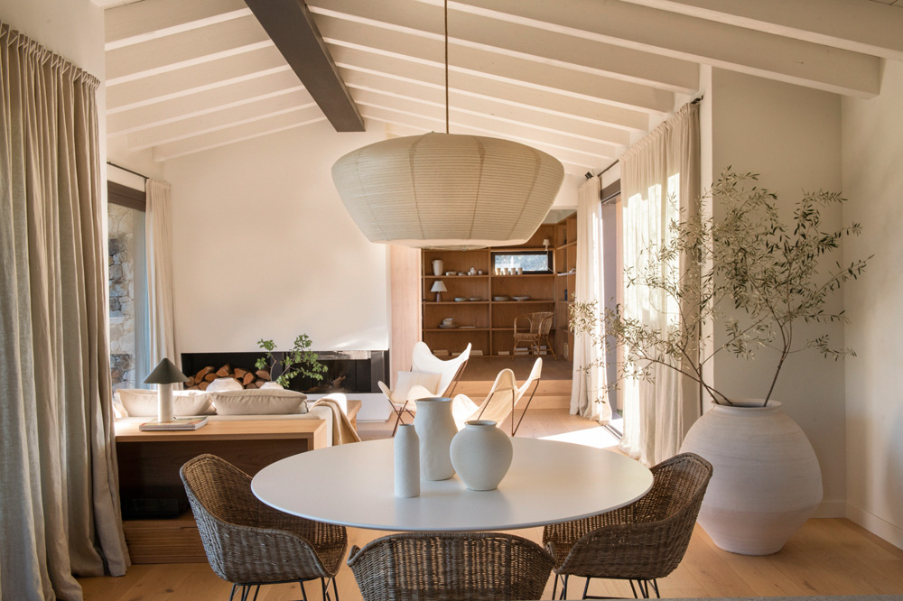 The living area offers everything you need to relax. Photo: Stella Rotger // Styling: Maria Algara