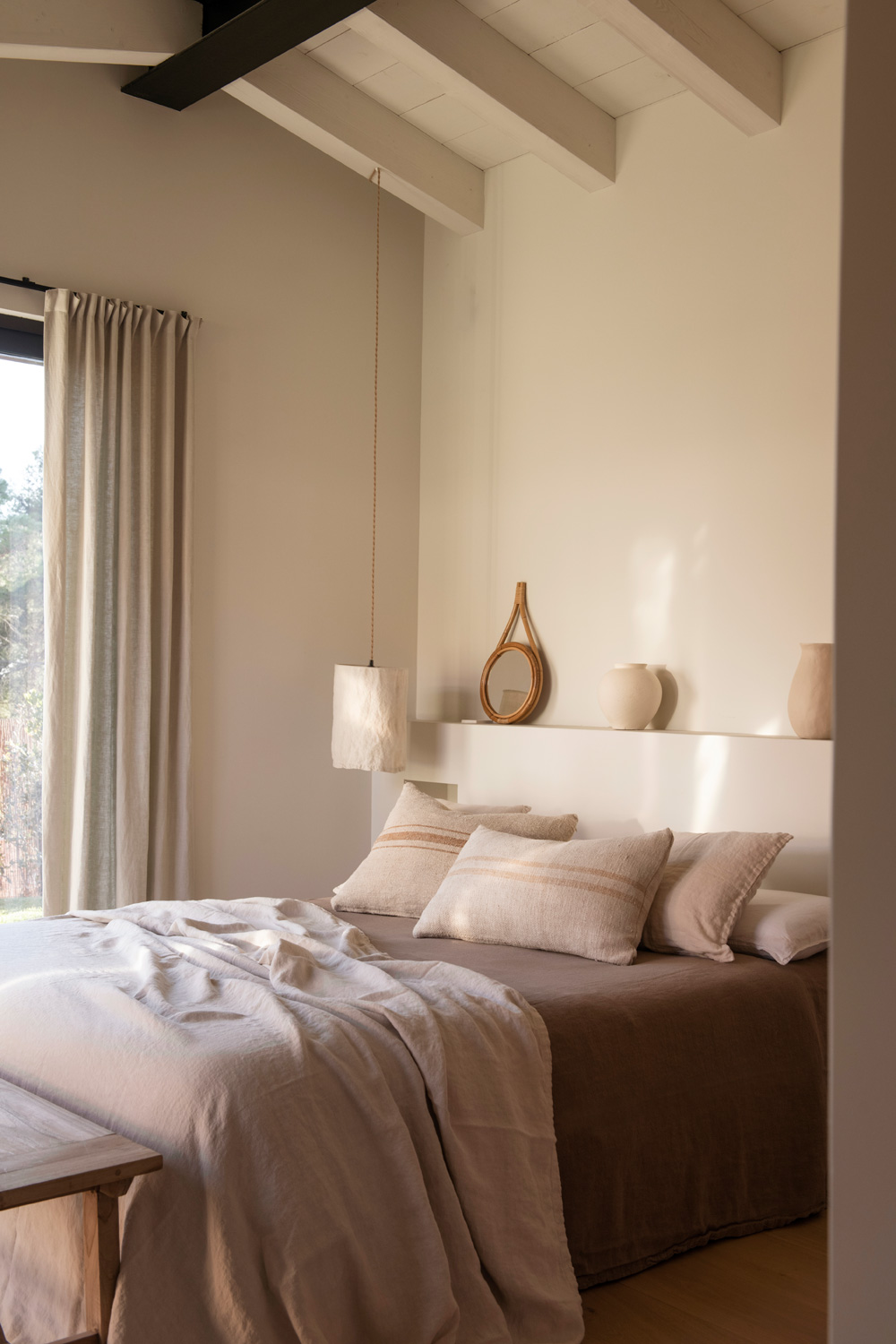 The bedroom is a place to relax and unwind, photo: Stella Rotger // Styling: Maria Algara