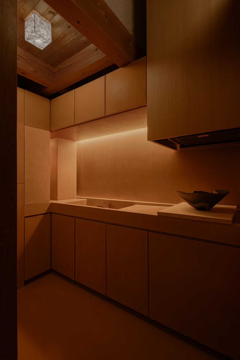 Kitchen area completely plastered with red clay. Photo: Keishin Horikoshi / SYMBOLPLUS