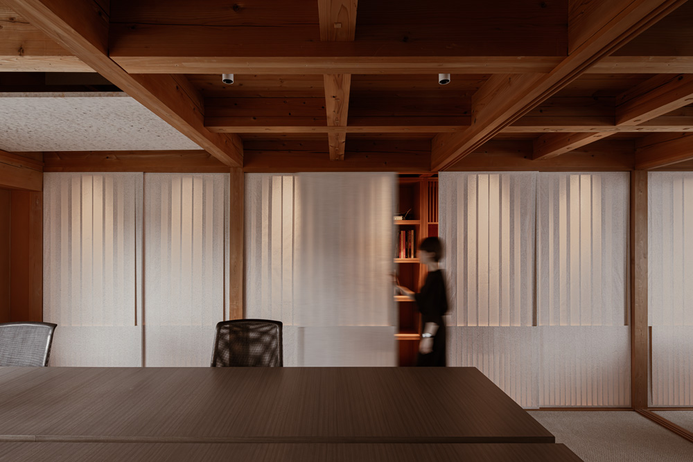 Shoji screens and office storage. Shoji screens also serve to conceal shelves and equipment as needed. Photo: Keishi Horikoshi / SYMBOLPLUS
