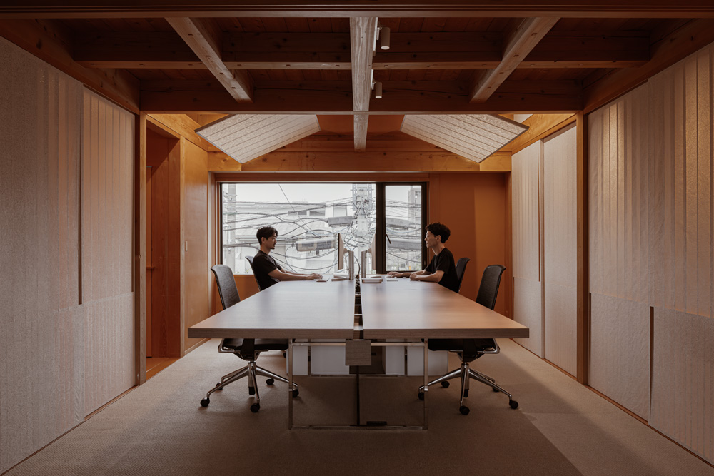 Office area separated by shoji walls. Photo: Keishin Korikoshi / SYMBOLPLUS