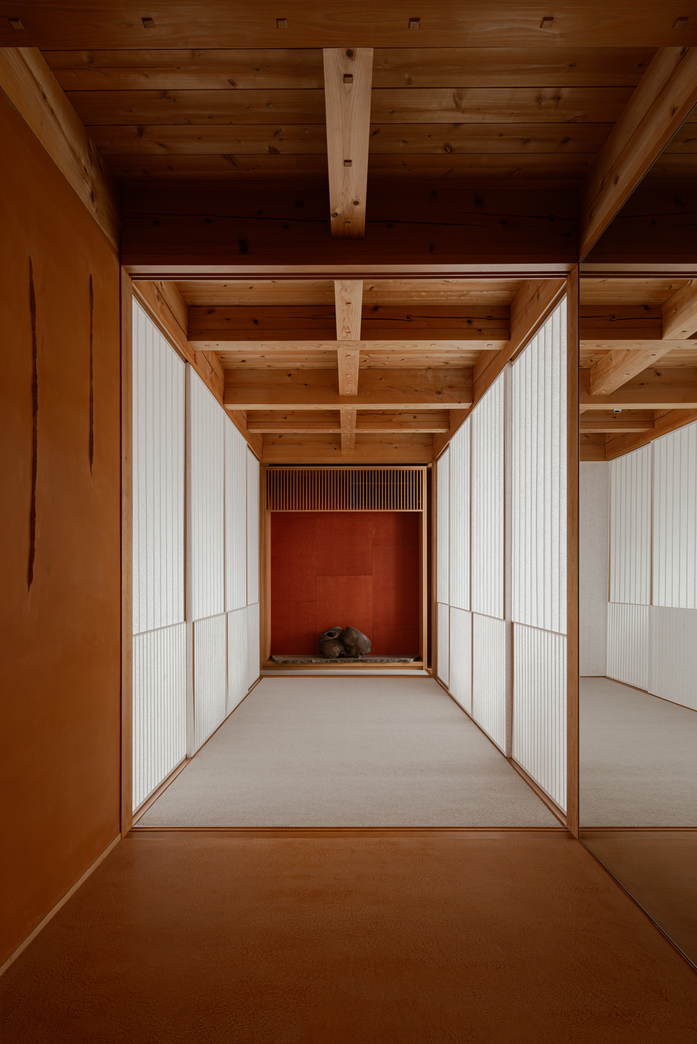 View of the tokonoma from an entrance separated by shoji screens. Photo: Keishin Horikoshi / SYMBOLPLUS